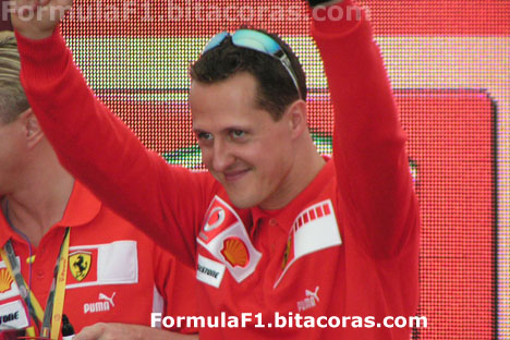Michael Schumacher en el paddock de Ferrari en Montmelo en 2006