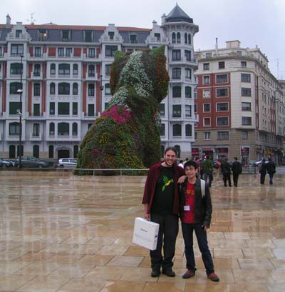 Javier (Nortejoven.com) y yo con el MacBook a las puertas del museo Javier (Nortejoven.com) y yo con el MacBook a las puertas del museo